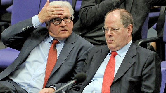 Der Vorsitzende der SDP-Bundestagsfraktion, Frank-Walter Steinmeier (l), und der ehemalige Bundesfinanzminister Peer Steinbrück © dpa 