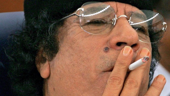 Muammar al-Gaddafi raucht © dpa 