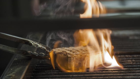 Das Bild zeigt ein Steak auf dem Grill. © imago / Peter Widmann Foto: Peter Widmann