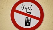 Schild zeigt Handy-Verbot © picture-alliance/ dpa 
