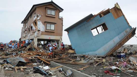 Bild von zerstörten Häusern nach dem Tsunami in Japan © dpa-Bildfunk Foto: Alex Hofford