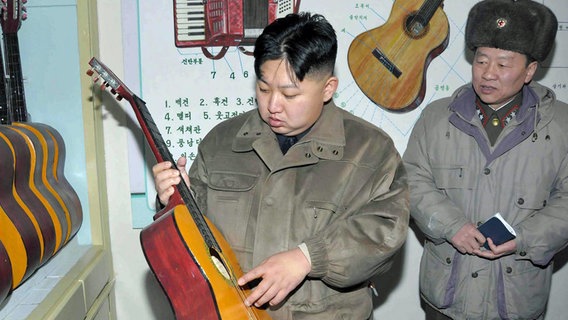 Kim Jong Un betrachtet eine Gitarre ©  picture alliance / Yonhap 