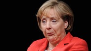 Angela Merkel zieht eine Grimasse und sieht unvorteilhaft aus. ©  picture-alliance/ dpa 