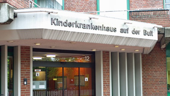 Eingang vom Kinderkrankenhaus auf der Bult in Hannover © Pascal Strehler/ NDR Foto: Pascal Strehler