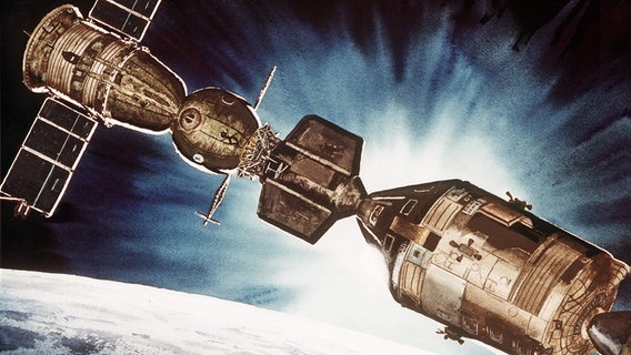 Zeichnung: Sojus-Kapsel dockt an Apollo-Raumschiff an. © picture-alliance / dpa 