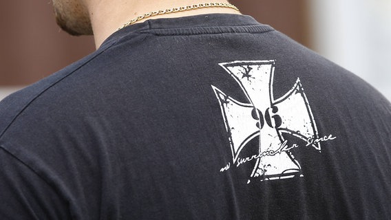 Das Bild zeigt einen Mann mit rechter Symbolik auf dem T-Shirt. © imago Foto: Joachim Sielski