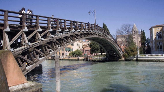 Die Ponte dell'Accademia in Venedig © imago stock&people 