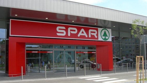 Eine Filiale der Supermarktkette SPAR. © CC BY-SA 3.0; https://commons.wikimedia.org/w/index.php?curid=27607750 Foto: SPAR Magyarország Kereskedelmi Kft.
