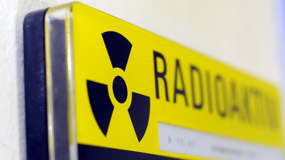Warnschild: "Radioaktiv" © picture-alliance/ dpa Foto: Maurizio Gambarini