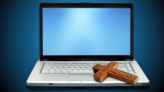 Ein Holzkreuz liegt auf einem Laptop © Fotolia Foto: Kovac, vectomart, Maksym Yemelyanov