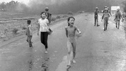 Das Bild von Nick Ut aus dem Vietnam-Krieg zeigt die schwer verletzte Phan Thị Kim Phúc © picture alliance / AP Images Foto: Nick Ut