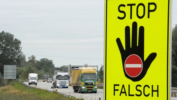 Ein Warnschild macht darauf aufmerksam, nicht auf die falsche Seite der Autobahn aufzufahren © dpa 