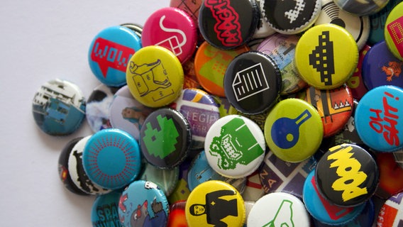Viele bunte Buttons liegen auf einem Haufen. © Photocase Foto: dinxda