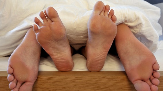 Zwei Fußpaare im Bett deuten Geschlechtsverkehr an © picture-alliance / ANP XTRA 
