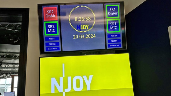 Bildschirme im N-JOY Großraumbüro. © N-JOY 