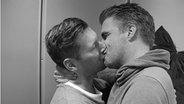 Kuhlage und Hardeland küssen sich auf den Mund © NDR 