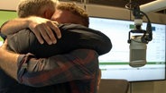 Screenshot aus einem Video: Kuhlage und Hardeland umarmen sich nach ihrer letzten Sendung bei N-JOY. © NDR/N-JOY 