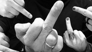 Mehrere Mittelfinger in schwarz-weiß abgebildet. © NDR 
