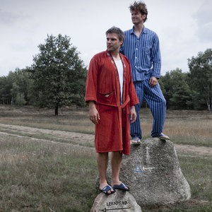 Die Morningshow-Moderatoren Andreas Kuhlage und Jens Hardeland in Pyjama und Morgenmantel © NDR 
