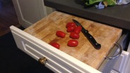 Zu wenig Ablage in eurer Küche? Einfach das Schneidebrett auf der offenen Schublade platzieren. So schafft ihr mehr Platz in einer kleinen Küche. © NDR 