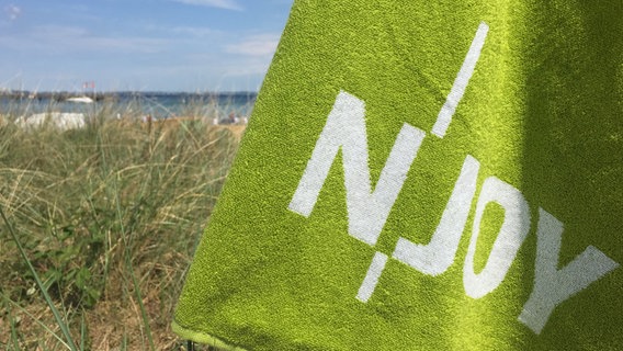Das Bild zeigt das N-JOY Strandtuch. © N-JOY / NDR Foto: Dennis Bangert