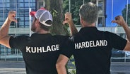 Zu sehen sind Kuhlage und Hardeland in ihren WM-Shirts. © NDR Foto: NDR