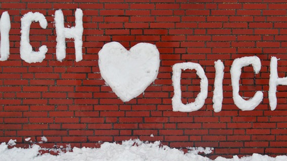 "Ich liebe Dich" mit Schnee auf Backstein geschrieben © NDR 