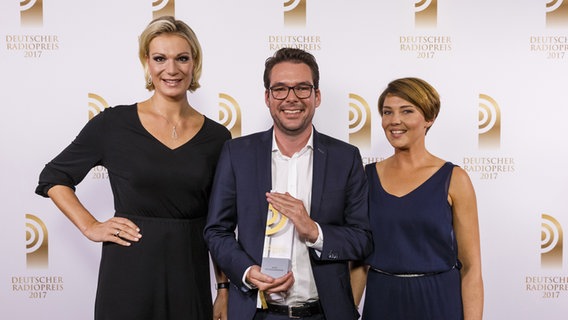 Zu sehen sind Philipp Goewe und Melanie Fuchs beim Deutschen Radiopreis 2017.  