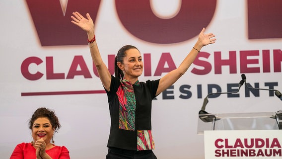 Claudia Shienbaum, Kandidatin bei der Präsidentschaftswahl 2024 in Mexiko, reißt beide Arme hoch © dpa Foto: Marco Ugarte