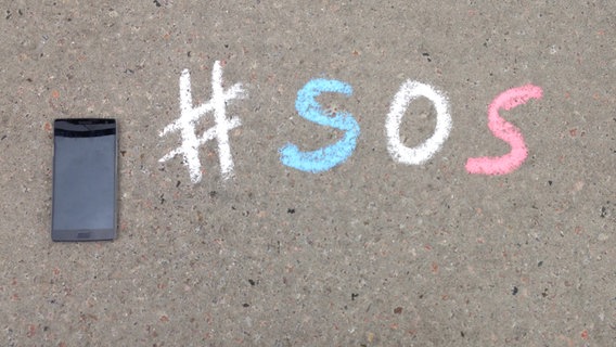 Der Hashtag SOS auf Beton geschrieben. © Pascal Strehler / N-JOY Foto: Pascal Strehler