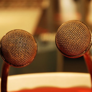 Drei alte Mikrofone in einem Studio © fotolia/DianaH 