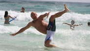 Christian Haacke fällt rücklings ins Meer.  