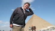 N-JOY Moderator Philipp von Kageneck im Urlaub vor einer Pyramide.  