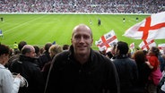 N-JOY Moderator Jan Kuhlmann bei einem Spiel von Manchester United in England.  