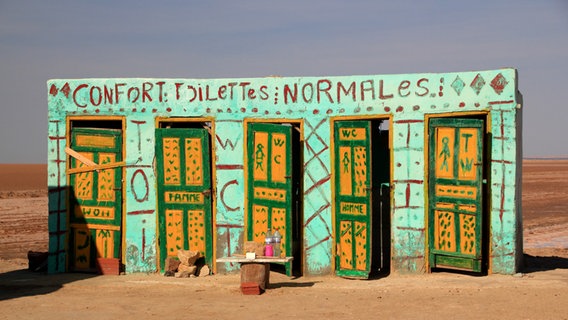 Zu sehen ist eine Toilette in Chott El Jerid in Tunesien. © 500px Foto: Lucio Valmaggia