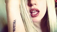 Lady Gaga präsentiert ihr neues Tattoo am Arm. © littlemonsters.com 