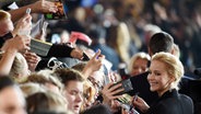 Schauspielerin Jennifer Lawrence kommt am 04.11.2015 in Berlin zur Weltpremiere von "Die Tribute von Panem - Mockingsjay Teil 2" in das Kino Cinestar. © dpa - Bildfunk Foto: Jens Kalaene
