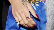 Rihanna mit Hand-Tattoo © action press 